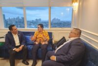 Daeng ganda Rahmatullah saat foto bersama ketua Komisi II DPR RI rifqinizamy karsayuda dan anggota Komisi III DPR RI Nabil Husein. Foto: INIKEPRI.COM