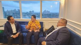 Daeng ganda Rahmatullah saat foto bersama ketua Komisi II DPR RI rifqinizamy karsayuda dan anggota Komisi III DPR RI Nabil Husein. Foto: INIKEPRI.COM