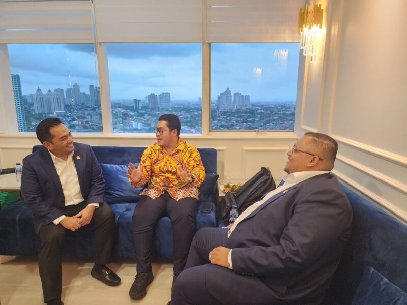 Daeng ganda Rahmatullah saat foto bersama ketua Komisi II DPR RI rifqinizamy karsayuda dan anggota Komisi III DPR RI Nabil Husein. Foto: INIKEPRI.COM