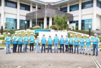 PT PLN Batam menggelar Apel Siaga dalam rangka memperingati bulan Keselamatan dan Kesehatan Kerja (K3) Nasional 2025 yang berlangsung sejak 12 Januari hingga 12 Februari 2025. Kegiatan yang dilaksanakan di Kantor Korporat PLN Batam, Selasa (21/1) ini menjadi momen untuk memperkuat komitmen PLN Batam dalam mengutamakan budaya K3 pada setiap lini kegiatan operasi perusahaan. Foto: PLN Batam 