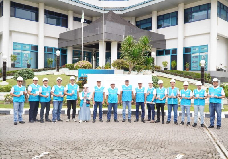 PT PLN Batam menggelar Apel Siaga dalam rangka memperingati bulan Keselamatan dan Kesehatan Kerja (K3) Nasional 2025 yang berlangsung sejak 12 Januari hingga 12 Februari 2025. Kegiatan yang dilaksanakan di Kantor Korporat PLN Batam, Selasa (21/1) ini menjadi momen untuk memperkuat komitmen PLN Batam dalam mengutamakan budaya K3 pada setiap lini kegiatan operasi perusahaan. Foto: PLN Batam