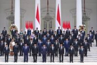 Presiden Republik Indonesia, Prabowo Subianto (tengah depan) bersama dan Wakil Presiden Gibran Rakabuming Raka berfoto bersama dengan para menteri Kabinet Merah Putih yang baru saja dilantik di Istana Merdeka, Jakarta, Senin 21 Oktober 2024. Foto: Istimewa 