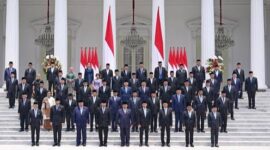 Presiden Republik Indonesia, Prabowo Subianto (tengah depan) bersama dan Wakil Presiden Gibran Rakabuming Raka berfoto bersama dengan para menteri Kabinet Merah Putih yang baru saja dilantik di Istana Merdeka, Jakarta, Senin 21 Oktober 2024. Foto: Istimewa 