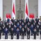 Presiden Republik Indonesia, Prabowo Subianto (tengah depan) bersama dan Wakil Presiden Gibran Rakabuming Raka berfoto bersama dengan para menteri Kabinet Merah Putih yang baru saja dilantik di Istana Merdeka, Jakarta, Senin 21 Oktober 2024. Foto: Istimewa 