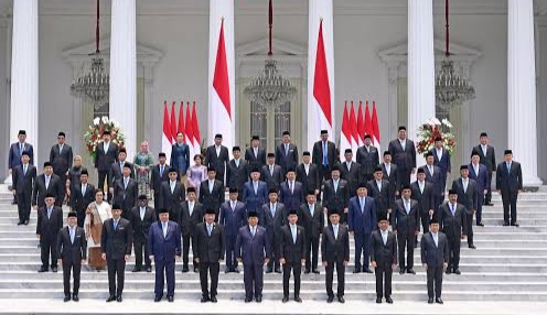Presiden Republik Indonesia, Prabowo Subianto (tengah depan) bersama dan Wakil Presiden Gibran Rakabuming Raka berfoto bersama dengan para menteri Kabinet Merah Putih yang baru saja dilantik di Istana Merdeka, Jakarta, Senin 21 Oktober 2024. Foto: Istimewa 