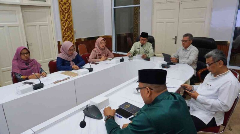 Pemerintah Kota Tanjungpinang melaksanakan agenda pertemuan kerjasama antara PT Pelindo dengan Badan Usaha Milik Daerah (BUMD) terkait pengelolaan tanda masuk terminal penumpang di  Pelabuhan Sri Bintan Pura. Foto: Diskominfo Tanjungpinang 