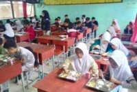 Sebanyak 1.166 siswa SMP Negeri 4 Tanjungpinang menyambut antusias program makanan bergizi gratis yang diluncurkan pemerintah pusat melalui Badan Gizi Nasional (BGN) pada Senin (6/1/2025). Foto: Diskominfo Tanjungpinang 