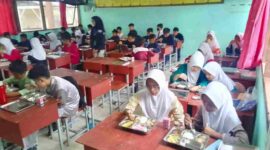 Sebanyak 1.166 siswa SMP Negeri 4 Tanjungpinang menyambut antusias program makanan bergizi gratis yang diluncurkan pemerintah pusat melalui Badan Gizi Nasional (BGN) pada Senin (6/1/2025). Foto: Diskominfo Tanjungpinang 