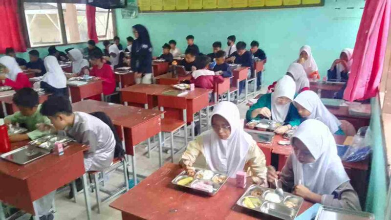 Sebanyak 1.166 siswa SMP Negeri 4 Tanjungpinang menyambut antusias program makanan bergizi gratis yang diluncurkan pemerintah pusat melalui Badan Gizi Nasional (BGN) pada Senin (6/1/2025). Foto: Diskominfo Tanjungpinang