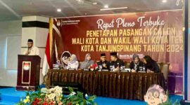 Pasangan H. Lis Darmansyah, S.H., dan Drs. H. Raja Ariza, M.M., resmi ditetapkan sebagai Wali Kota dan Wakil Wali Kota Tanjungpinang terpilih hasil Pilkada serentak 2024. Foto: Diskominfo Tanjungpinang 