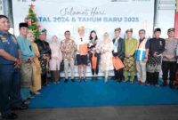 Penjabat (Pj.) Wali Kota Tanjungpinang, Andri Rizal, menyambut langsung dua wisatawan asal Singapura, di Pelabuhan Internasional Sri Bintan Pura Tanjungpinang, Kepulauan Riau, Rabu 1 Januari 2025. Foto: Diskominfo Tanjungpinang 