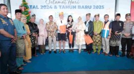 Penjabat (Pj.) Wali Kota Tanjungpinang, Andri Rizal, menyambut langsung dua wisatawan asal Singapura, di Pelabuhan Internasional Sri Bintan Pura Tanjungpinang, Kepulauan Riau, Rabu 1 Januari 2025. Foto: Diskominfo Tanjungpinang 