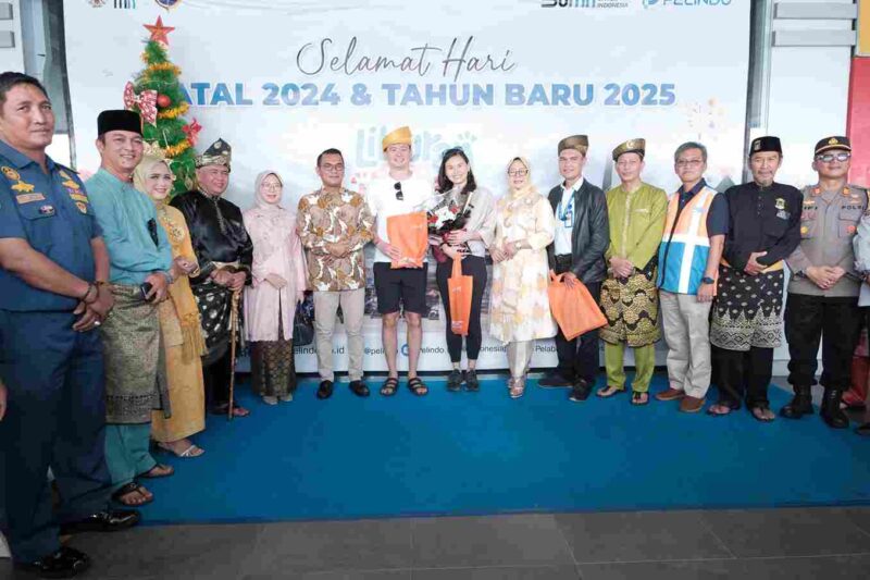 Penjabat (Pj.) Wali Kota Tanjungpinang, Andri Rizal, menyambut langsung dua wisatawan asal Singapura, di Pelabuhan Internasional Sri Bintan Pura Tanjungpinang, Kepulauan Riau, Rabu 1 Januari 2025. Foto: Diskominfo Tanjungpinang 