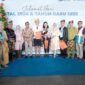 Penjabat (Pj.) Wali Kota Tanjungpinang, Andri Rizal, menyambut langsung dua wisatawan asal Singapura, di Pelabuhan Internasional Sri Bintan Pura Tanjungpinang, Kepulauan Riau, Rabu 1 Januari 2025. Foto: Diskominfo Tanjungpinang 