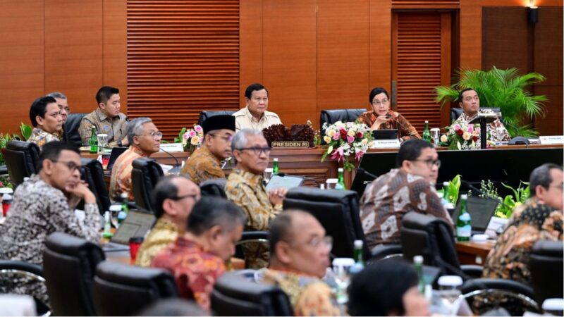 Presiden Prabowo Subianto menyampaikan keterangan persnya di Kantor Kementerian Keuangan Jakarta, pada Selasa, 31 Desember 2024. Foto: BPMI Setpres/Muchlis Jr