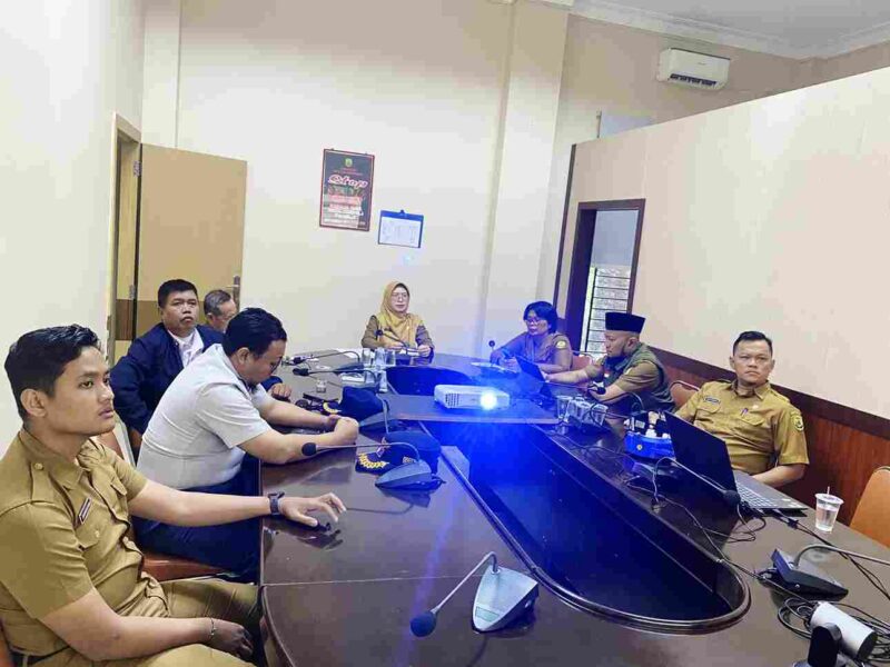 Pemerintah Kota (Pemko) Tanjungpinang mengikuti Rapat Koordinasi (Rakor) Pengendalian Inflasi di Daerah secara hybrid, dipimpin Pelaksana Tugas (Plt.) Sekretaris Jenderal (Sekjen) Kementerian Dalam Negeri (Kemendagri), Tomsi Tohir, dari Gedung Sasana Bhakti Praja, Jakarta Pusat. Foto: Diskominfo Tanjungpinang 
