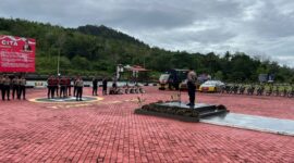 Polres Lingga menggelar apel pengecekan Alat Material Khusus (Almatsus) Sat Samapta Polres Lingga atau sarana dan prasarana (Sarpras) dinas Kepolisian di Lapangan Upacara Tri Brata Polres Lingga Jumat,17 Januari 2025. Foto: Humas Polres Lingga 