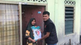 Sat Reskrim Polres Lingga salurkan kembali Sembako dari Kapolres Lingga untuk masyarakat yang kurang mampu di kecamatan Singkep, Jumat (17/1/2025) siang. Foto: Humas Polres Lingga 
