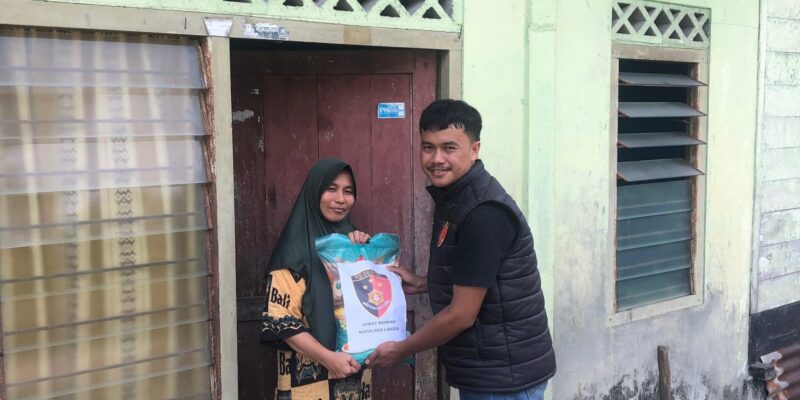 Sat Reskrim Polres Lingga salurkan kembali Sembako dari Kapolres Lingga untuk masyarakat yang kurang mampu di kecamatan Singkep, Jumat (17/1/2025) siang. Foto: Humas Polres Lingga 