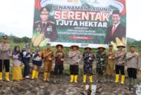 Kepolisian Resor Lingga Bersama FKPD dan Pemerintah Kabupaten Lingga dan Masyarakat Kabupaten Lingga mengikuti Launching Penanaman Jagung Serentak 1 Juta Hektar Secara Virtual, Polres Lingga melaksanakan Penanaman Jagung 4 Hektar di Desa Lanjut Kecamatan Singkep Pesisir, Selasa (21/1/2025). Foto: Humas Polres Lingga 
