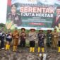 Kepolisian Resor Lingga Bersama FKPD dan Pemerintah Kabupaten Lingga dan Masyarakat Kabupaten Lingga mengikuti Launching Penanaman Jagung Serentak 1 Juta Hektar Secara Virtual, Polres Lingga melaksanakan Penanaman Jagung 4 Hektar di Desa Lanjut Kecamatan Singkep Pesisir, Selasa (21/1/2025). Foto: Humas Polres Lingga 