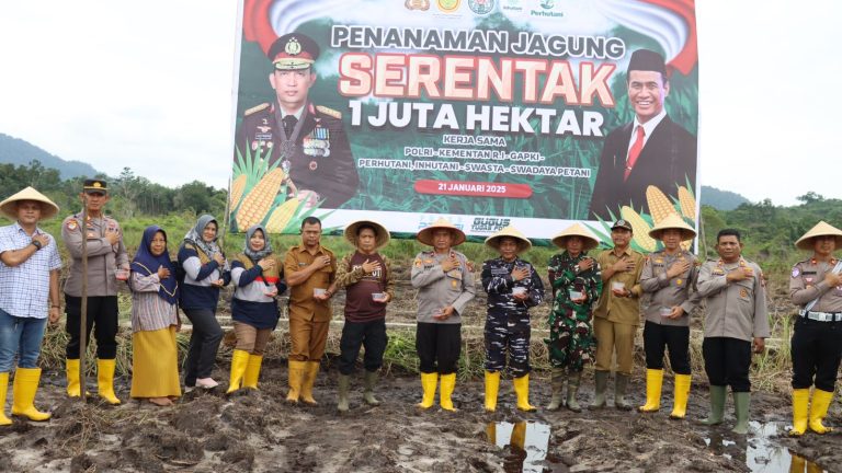 Kepolisian Resor Lingga Bersama FKPD dan Pemerintah Kabupaten Lingga dan Masyarakat Kabupaten Lingga mengikuti Launching Penanaman Jagung Serentak 1 Juta Hektar Secara Virtual, Polres Lingga melaksanakan Penanaman Jagung 4 Hektar di Desa Lanjut Kecamatan Singkep Pesisir, Selasa (21/1/2025). Foto: Humas Polres Lingga 