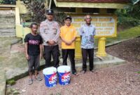 Dalam rangka menjaga, merawat dan melestarikan situs-situs cagar budaya yang menjadi warisan sejarah Kabupaten Lingga, Briptu Tomi Azwar, Bhabinkamtibmas Desa Mepar, berikan cat bantuan dari Kapolres Lingga, AKBP Apri Fajar Hermanto, S.I.K. Foto: Humas Polres Lingga 