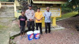 Dalam rangka menjaga, merawat dan melestarikan situs-situs cagar budaya yang menjadi warisan sejarah Kabupaten Lingga, Briptu Tomi Azwar, Bhabinkamtibmas Desa Mepar, berikan cat bantuan dari Kapolres Lingga, AKBP Apri Fajar Hermanto, S.I.K. Foto: Humas Polres Lingga 