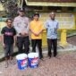 Dalam rangka menjaga, merawat dan melestarikan situs-situs cagar budaya yang menjadi warisan sejarah Kabupaten Lingga, Briptu Tomi Azwar, Bhabinkamtibmas Desa Mepar, berikan cat bantuan dari Kapolres Lingga, AKBP Apri Fajar Hermanto, S.I.K. Foto: Humas Polres Lingga 