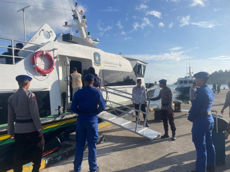 Menyambut libur panjang Tahun Baru Imlek 2576 yang jatuh pada tanggal 25 hingga 29 Januari 2025, Sat Polairud Polres Lingga menerjunkan personel untuk meningkatkan pengamanan di Pelabuhan Jagoh, Kabupaten Lingga. Foto: Humas Polres Lingga