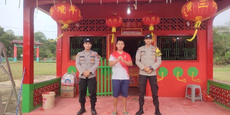 Menyambut perayaan Imlek 2025, Polsek Daik Lingga menggelar kegiatan pengamanan di Kelenteng Nguang Thian, Desa Kudung, Kecamatan Lingga Timur. Foto: Humas Polres Lingga 