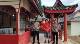Untuk menjaga situasi tetap aman, nyamanan dan kondusif personel Polsek Daik Lingga menggelar kegiatan pengamanan di Kelenteng Cetya Loka Santi di kelurahan Daik kecamatan Lingga dan Kelenteng Yen Tian Santi di kelurahan Pancur kecamatan Lingga Utara serta Kelenteng Cetia Beringin di Kelurahan Penuba saat Perayaan Imlek 2025.”, Rabu, (29/1/2025). Foto: Humas Polres Lingga 