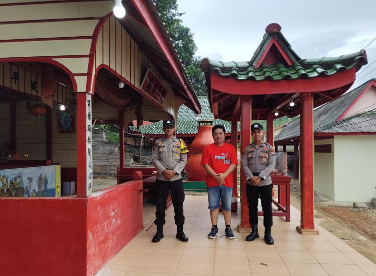 Untuk menjaga situasi tetap aman, nyamanan dan kondusif personel Polsek Daik Lingga menggelar kegiatan pengamanan di Kelenteng Cetya Loka Santi di kelurahan Daik kecamatan Lingga dan Kelenteng Yen Tian Santi di kelurahan Pancur kecamatan Lingga Utara serta Kelenteng Cetia Beringin di Kelurahan Penuba saat Perayaan Imlek 2025.”, Rabu, (29/1/2025). Foto: Humas Polres Lingga 