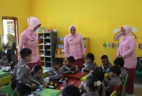 Dalam rangka mendukung pemenuhan gizi anak, Karina Apri Fajar Ketua Bhayangkari Cabang Lingga Bersama anggota Bhayangkari Lingga melaksanakan kegiatan Pendistribusian Makanan Sehat Bergizi di TK Kemala Bhayangkari 10 cabang Lingga Dabo Singkep kabupaten Lingga, Kamis (30/1/2025) pagi. Foto: Humas Polres Lingga 