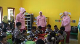 Dalam rangka mendukung pemenuhan gizi anak, Karina Apri Fajar Ketua Bhayangkari Cabang Lingga Bersama anggota Bhayangkari Lingga melaksanakan kegiatan Pendistribusian Makanan Sehat Bergizi di TK Kemala Bhayangkari 10 cabang Lingga Dabo Singkep kabupaten Lingga, Kamis (30/1/2025) pagi. Foto: Humas Polres Lingga 