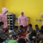 Dalam rangka mendukung pemenuhan gizi anak, Karina Apri Fajar Ketua Bhayangkari Cabang Lingga Bersama anggota Bhayangkari Lingga melaksanakan kegiatan Pendistribusian Makanan Sehat Bergizi di TK Kemala Bhayangkari 10 cabang Lingga Dabo Singkep kabupaten Lingga, Kamis (30/1/2025) pagi. Foto: Humas Polres Lingga 
