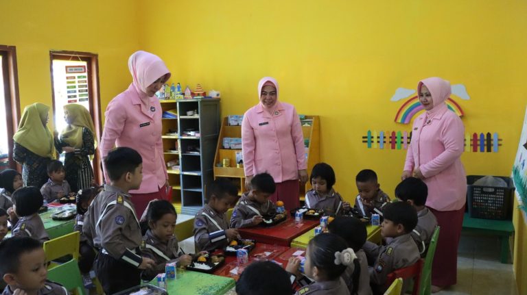 Dalam rangka mendukung pemenuhan gizi anak, Karina Apri Fajar Ketua Bhayangkari Cabang Lingga Bersama anggota Bhayangkari Lingga melaksanakan kegiatan Pendistribusian Makanan Sehat Bergizi di TK Kemala Bhayangkari 10 cabang Lingga Dabo Singkep kabupaten Lingga, Kamis (30/1/2025) pagi. Foto: Humas Polres Lingga 