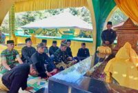 Menyambut Hari Jadi ke-241 Kota Tanjungpinang, Pemerintah Kota (Pemko) Tanjungpinang bersama unsur Forum Koordinasi Pimpinan Daerah (Forkopimda) melakukan ziarah ke makam para leluhur, Minggu (5/1/2025). Foto: Diskominfo Tanjungpinang 