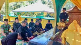 Menyambut Hari Jadi ke-241 Kota Tanjungpinang, Pemerintah Kota (Pemko) Tanjungpinang bersama unsur Forum Koordinasi Pimpinan Daerah (Forkopimda) melakukan ziarah ke makam para leluhur, Minggu (5/1/2025). Foto: Diskominfo Tanjungpinang 