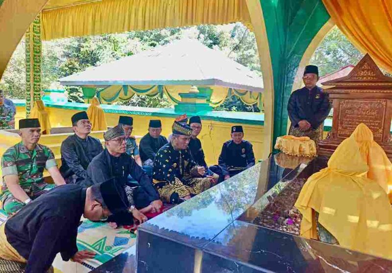 Menyambut Hari Jadi ke-241 Kota Tanjungpinang, Pemerintah Kota (Pemko) Tanjungpinang bersama unsur Forum Koordinasi Pimpinan Daerah (Forkopimda) melakukan ziarah ke makam para leluhur, Minggu (5/1/2025). Foto: Diskominfo Tanjungpinang 