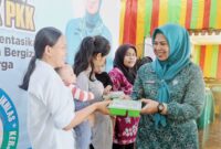 Pembinaan terkait 10 Program Pokok PKK Kepada Kader PKK Kelurahan Penyengat, khususnya mengenai implementasi Program Makanan Bergizi dalam Keluarga. Kegiatan ini dilaksanakan di Balai Adat Melayu Penyengat, Tanjungpinang. Foto: Diskominfo Kepri 