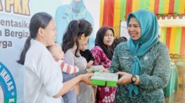 Pembinaan terkait 10 Program Pokok PKK Kepada Kader PKK Kelurahan Penyengat, khususnya mengenai implementasi Program Makanan Bergizi dalam Keluarga. Kegiatan ini dilaksanakan di Balai Adat Melayu Penyengat, Tanjungpinang. Foto: Diskominfo Kepri 