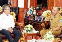Sekretaris Daerah Provinsi Kepulauan Riau Adi Prihantara menerima audiensi dari General Manager PT Pelindo Tanjungpinang, Tonny Hendra Cahyadi, di Ruang Kerja Sekda, Lantai 3, Kantor Gubernur Kepri, Dompak, Senin (13/1/2025). Foto: Diskominfo Kepri
