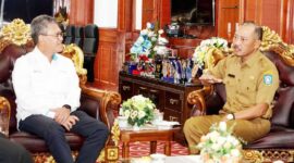Sekretaris Daerah Provinsi Kepulauan Riau Adi Prihantara menerima audiensi dari General Manager PT Pelindo Tanjungpinang, Tonny Hendra Cahyadi, di Ruang Kerja Sekda, Lantai 3, Kantor Gubernur Kepri, Dompak, Senin (13/1/2025). Foto: Diskominfo Kepri