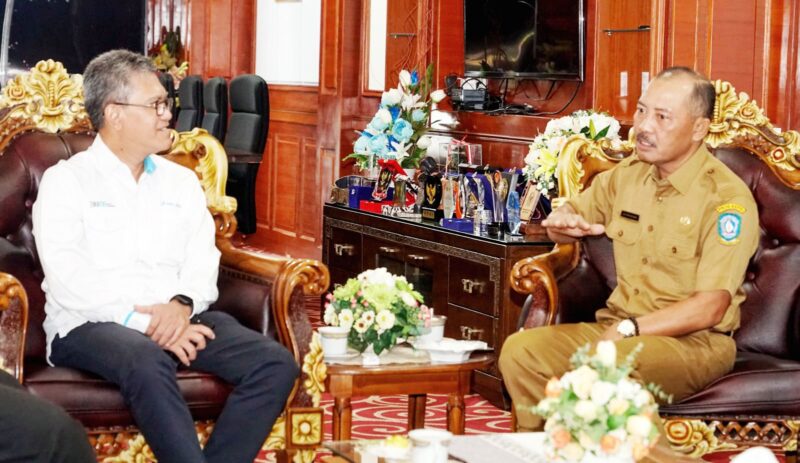 Sekretaris Daerah Provinsi Kepulauan Riau Adi Prihantara menerima audiensi dari General Manager PT Pelindo Tanjungpinang, Tonny Hendra Cahyadi, di Ruang Kerja Sekda, Lantai 3, Kantor Gubernur Kepri, Dompak, Senin (13/1/2025). Foto: Diskominfo Kepri