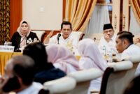 Gubernur Kepulauan Riau H. Ansar Ahmad, memimpin rapat koordinasi terkait pelaksanaan Program Makanan Bergizi Gratis (MBG) bersama Kepala Organisasi Perangkat Daerah (OPD) di lingkungan Pemprov Kepri, perwakilan kabupaten/kota di Kepulauan Riau, serta Direktur Penyediaan dan Penyaluran Wilayah III Badan Gizi Nasional (BGN) Enny Nurbaiti di Gedung Daerah, Tanjungpinang, Jumat (10/1/2025). Foto: Diskominfo Kepri 