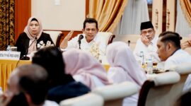 Gubernur Kepulauan Riau H. Ansar Ahmad, memimpin rapat koordinasi terkait pelaksanaan Program Makanan Bergizi Gratis (MBG) bersama Kepala Organisasi Perangkat Daerah (OPD) di lingkungan Pemprov Kepri, perwakilan kabupaten/kota di Kepulauan Riau, serta Direktur Penyediaan dan Penyaluran Wilayah III Badan Gizi Nasional (BGN) Enny Nurbaiti di Gedung Daerah, Tanjungpinang, Jumat (10/1/2025). Foto: Diskominfo Kepri 