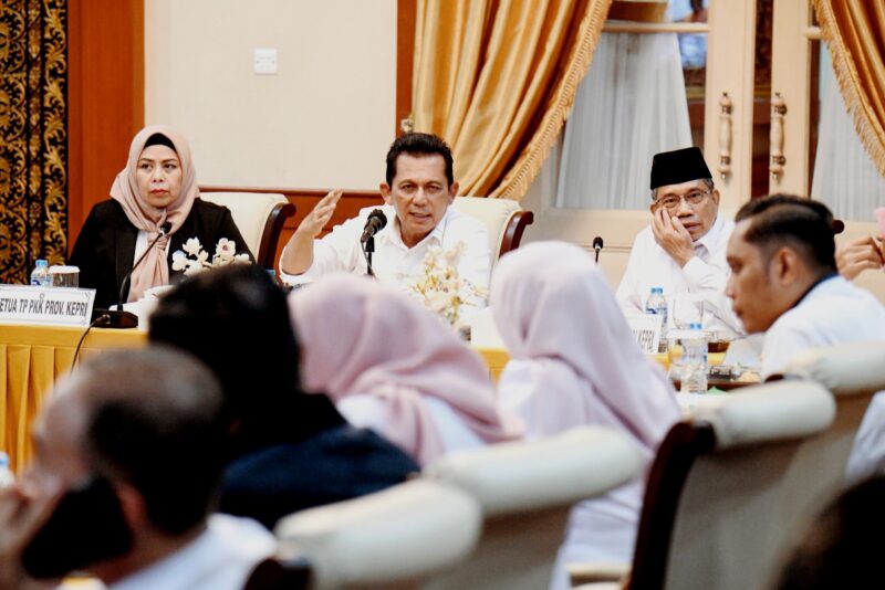 Gubernur Kepulauan Riau H. Ansar Ahmad, memimpin rapat koordinasi terkait pelaksanaan Program Makanan Bergizi Gratis (MBG) bersama Kepala Organisasi Perangkat Daerah (OPD) di lingkungan Pemprov Kepri, perwakilan kabupaten/kota di Kepulauan Riau, serta Direktur Penyediaan dan Penyaluran Wilayah III Badan Gizi Nasional (BGN) Enny Nurbaiti di Gedung Daerah, Tanjungpinang, Jumat (10/1/2025). Foto: Diskominfo Kepri 