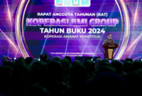 Menteri Koperasi Budi Arie Setiadi saat memberikan sambutannya pada kegiatan Rapat Anggota Tahunan (RAT) Koperasi Syariah Benteng Mikro Indonesia (BMI), Koperasi Konsumen BMI, dan Koperasi Jasa BMI Tahun Buku 2024 di Tangerang. Foto: Kementerian Koperasi