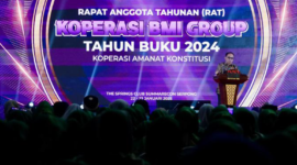 Menteri Koperasi Budi Arie Setiadi saat memberikan sambutannya pada kegiatan Rapat Anggota Tahunan (RAT) Koperasi Syariah Benteng Mikro Indonesia (BMI), Koperasi Konsumen BMI, dan Koperasi Jasa BMI Tahun Buku 2024 di Tangerang. Foto: Kementerian Koperasi